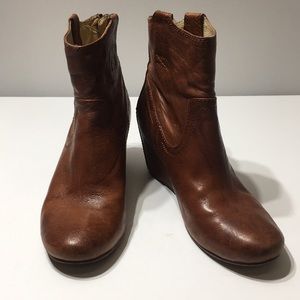 Frye Carson Wedge Brown Bootie Size 7